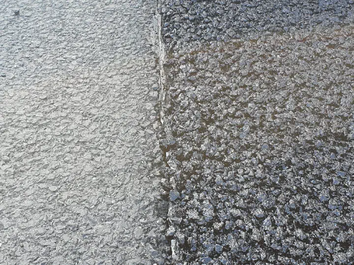 Zbliżenie połączenia pasów przy rozściełaczu.